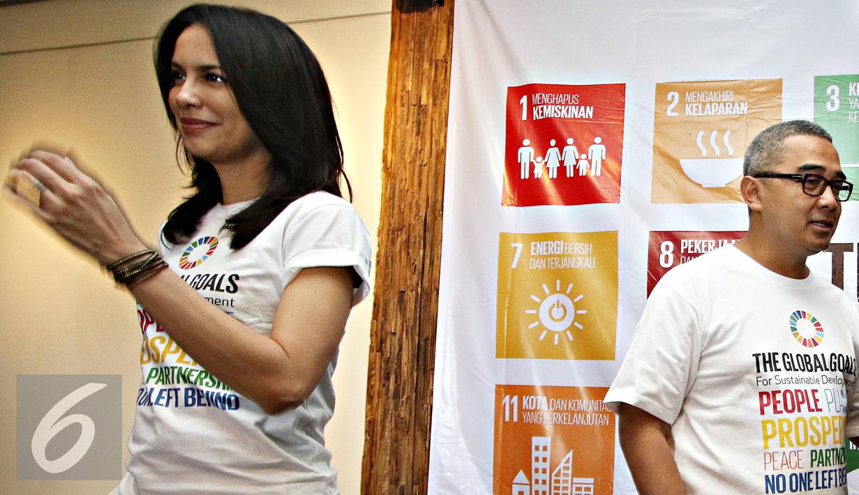 Aktris Sophia Latjuba dan Presenter Muhammad Farhan usai acara launching Duta Masyarakat untuk SDGs di Jakarta, Rabu (24/2). (Liputan6.com/Immanuel Antonius)