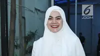 Sarita Abdul Mukti berpose untuk difoto usai mengisi acara di kawasan Kapt. Tendean, Jakarta, Senin (20/11). Dalam kesempatan itu, Sarita dan anaknya, Shafa memberikan penjelasan terkait video yang viral didunia maya. (Liputan6.com/Herman Zakharia)