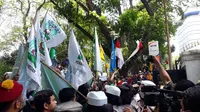 Ratusan mahasiswa dari Kelompok Cipayung Plus mendesak melakukan aksi unjuk rasa di Gedung Dewan Perwakilan Rakyat Daerah Sumatera Utara (DPRD Sumut)