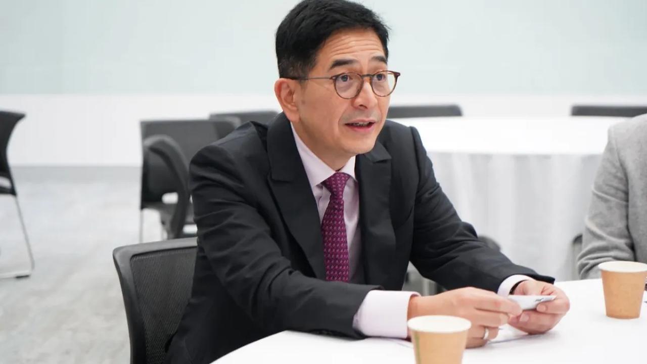 Mendengar ada seorang teman yang ingin berbisnis, Arsjad pun mencoba untuk menjadi investor dari perusahaan tersebut.