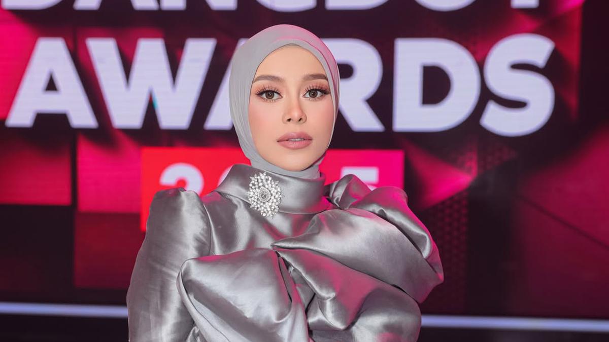 6 Pose Lesti Kejora di Indonesian Dangdut Awards 2025 Indosiar, Tampil Menyala Dengan Gaun Perak