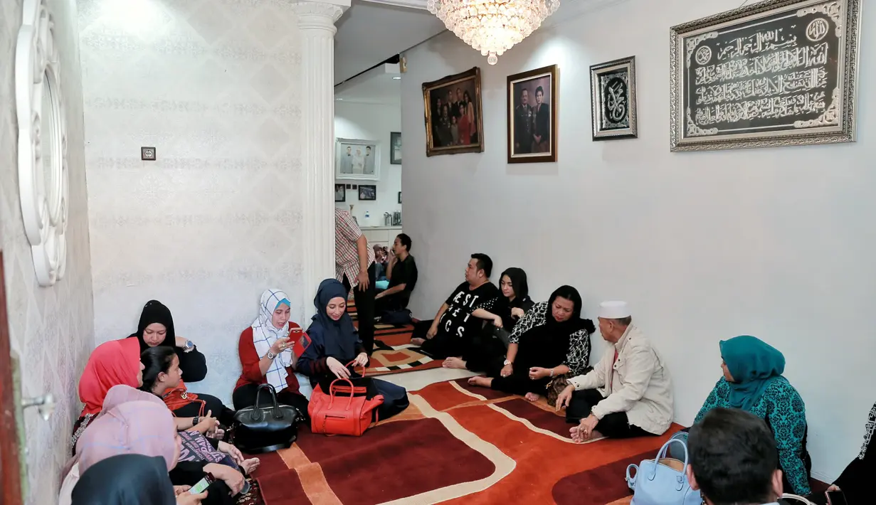 Suasana duka di jalan Johar Baru Utara 3 No. 1C Percetakan Negara, Jakarta Pusat, Kamis (16/6/2016). Almarhum meninggal di Rumah Sakit Angkatan Darat Gatot Subroto, Jakarta. (Adrian Putra/Bintang.com)