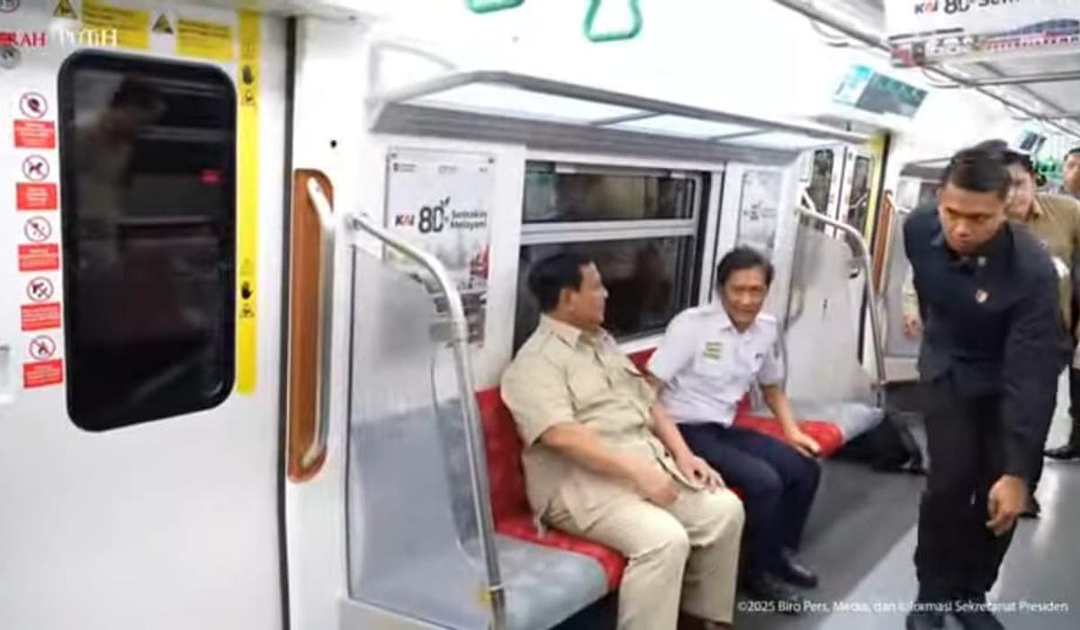 Prabowo Duduk Berdampingan dengan Dirut KAI