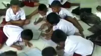 Siswa SD di Mamuju Utara 2 Tahun Belajar Tanpa Bangku