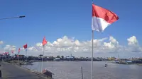 Pengibaran bendera merah putih di sepanjang sisi sungai di Desa Jantur Baru, Kecamatan Muara Muntai, Kabupaten Kutai Kartanegara dalam rangka memeriahkan HUT ke-77 RI.