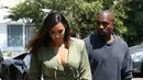 Dilansir dari Dailymail, ibu dari North dan Saint West ini sama sekali tidak sadar ketika ada yang janggal dalam dirinya. Ternyata, rok mini Kim Kardashian tak sengaja memperlihatkan dalaman yang mengintip dari dalamnya. (Dailymail)