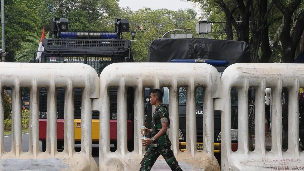 Selain kawat berduri,  barikade pagar setinggi lebih dari 2 meter juga dipasang memblokade Jalan Imam Bonjol.