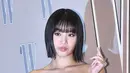 Ada member Kiss Of Life lainnya, Natty, yang tampil dengan strapless jumpsuit warna putih. [Dok/Newsen].