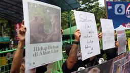 Massa aksi yang tergabung dalam Koalisi Monyet Ekor Panjang (Gabungan Animal Friends Jogja dan Aksi Peduli Monyet) menggelar unjuk rasa di depan Kementerian Lingkungan Hidup dan Kehutanan, Jakarta Pusat, Senin (23/5/2022). Aksi ini wujud kekhawatiran akan tren memelihara satwa monyet yang makin merebak akhir-akhir ini. (Liputan6.com/Johan Tallo)