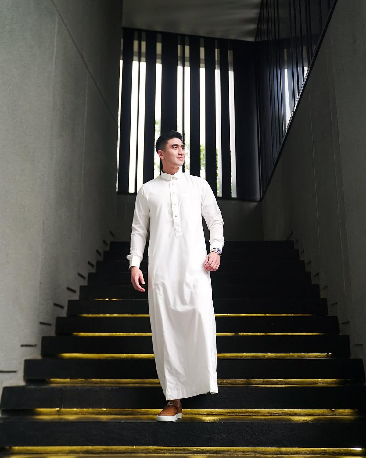 Potret Ganteng Verrel Bramasta dengan Jubah Putih, Captionnya Bikin Netizen Salah Fokus dan Bertanya-tanya