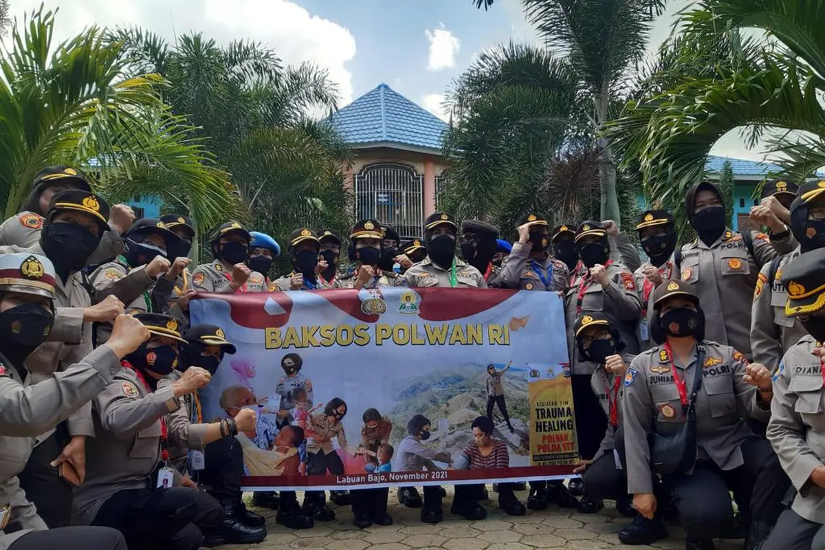 Polwan RI menggelar Bakti Sosial (Baksos) dalam rangkaian Konferensi Polwan Sedunia atau 58th International Association of Women Police (IAWP) Conference di Labuan Bajo, NTT. (Foto Istimewah)