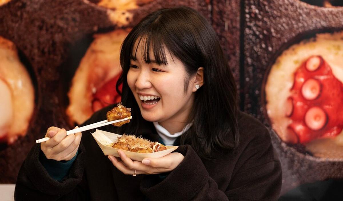 1.&nbsp;Makan Sushi dalam Sekali Suapan