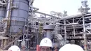 Presiden Jokowi memberikan keterangan pers saat meninjau PT.Trans Pacific Petrochemical Indotama (TPPI) di Tuban, Jatim, Rabu (11/11/2015). Proses pembuatan premium di PT TPPI ini akan mengurangi impor premium sampai 20 persen. (Foto : Cahyo_Setpres)