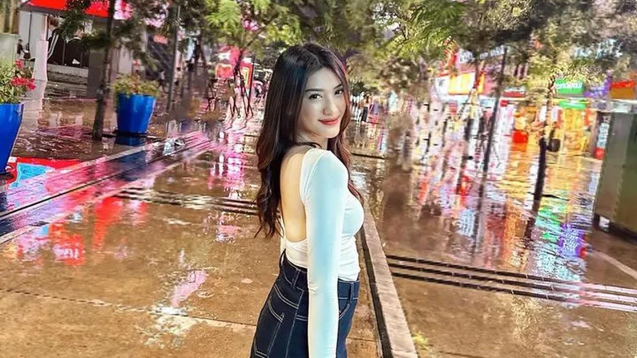 Tak hanya cantik, Anissa Aziza tampak awet muda. Anissa sendiri kini menjadi ibu dari dua anak.<br>