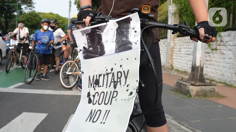 FOTO: Aksi Pesepeda Mengecam Kudeta Militer Myanmar
