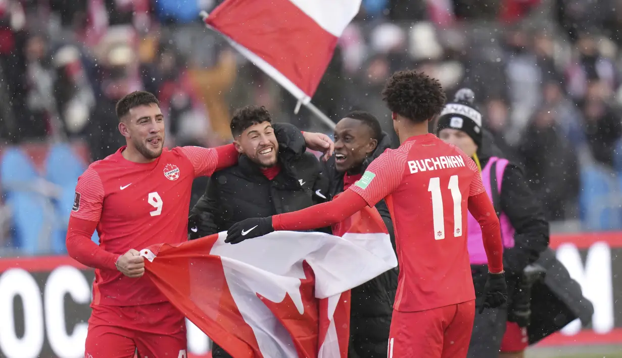 Pemain Kanada Lucas Cavallini, Jonathan Osorio, Richie Laryea dan Tajon Buchanan merayakan kemenangan mereka atas Jamaika pada laga Kualifikasi Piala Dunia 2022 Zona CONCACAF di Venue BMO Field, Senin (28/3/2022) dini hari WIB. Kanada menang 4-0. (Nathan Denette/The Canadian Press via AP)