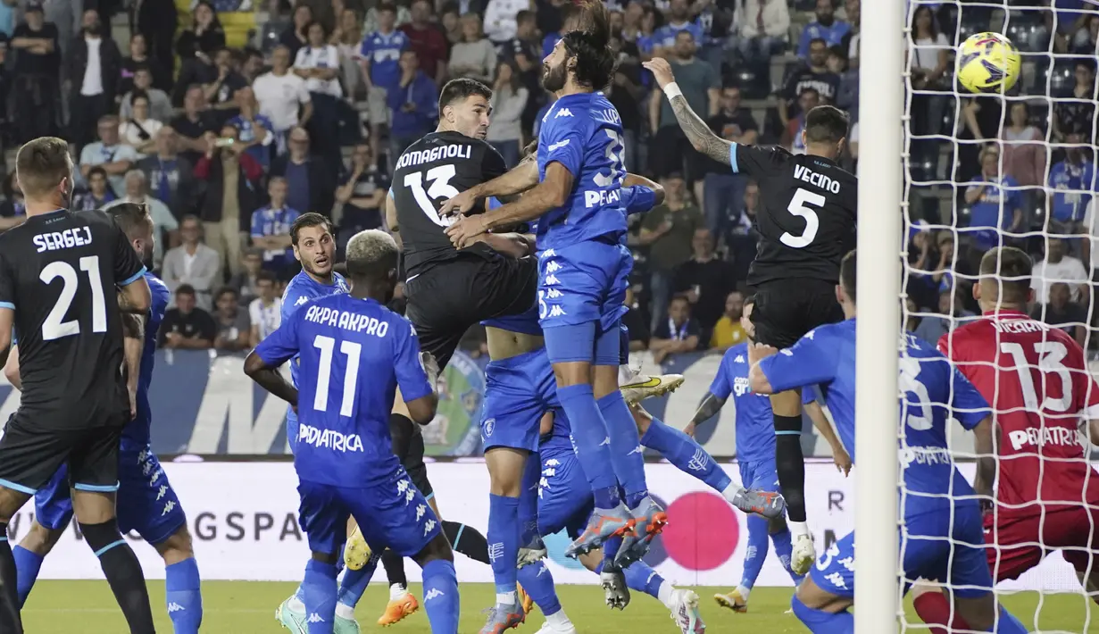 Pemain Lazio, Alessio Romagnoli, mencetak gol ke gawang Empoli pada laga Liga Italia di Stadion Castellani, Sabtu (3/6/2023). (Marco Bucco/LaPresse via AP)