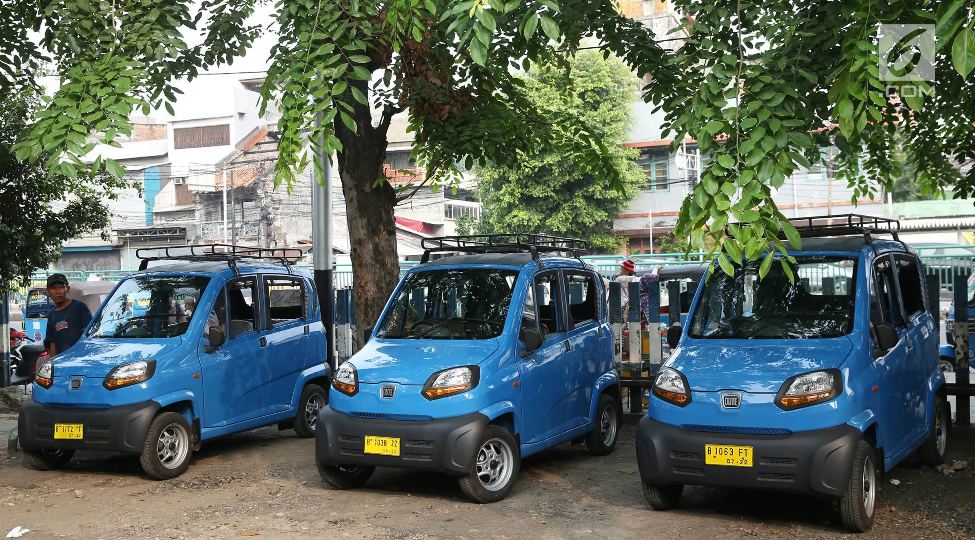 Angkutan umum Qute menunggu penumpang di kawasan Kota, Jakarta, Senin (24/7). Sebanyak 17 unit Angkutan Pengganti Bemo (APB) tersebut mampu mengangkut tiga penumpang dan mulai diuji coba untuk mengetahui kelayakan armada. (Liputan6.com/Immanuel Antonius)