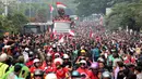 Bus yang ditumpangi Timnas Indonesia U-22 melewati Jalan Jenderal Sudirman saat pawai kontingen Indonesia untuk SEA Games 2023 yang bertajuk Kira87uara yang berlangsung di Jakarta, Jumat (19/05/2023). (Bola.com/Bagaskara Lazuardi)