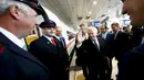 Ruediger Grube (tengah), CEO dari kereta api Jerman Deutsche Bahn AG, menyapa staf gabungan dari kereta api sebelum naik perdana kereta ICE kecepatan tinggi di Stasiun Kereta Api, Jerman, Kamis (23/7). (REUTERS/Kai Pfaffenbach) 
