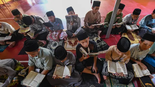 Puluhan Santri Tadarus Al-Quran Massal