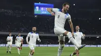 Pemain Timnas Inggris, Harry Kane melakukan selebrasi setelah mencetak gol kedua timnya melalui tendangan penalti saat Kualifikasi Euro 2024 melawan Italia di Stadion Diego Armando Maradona, Napoli, Italia, Jumat (24/03/2023) WIB. The Three Lions sukses meraih kemenangan 2-1. (AP Photo/Lapresse/Alessandro Garofalo)