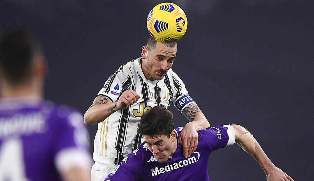 Kapten Juventus, Leonardo Bonucci, duel udara dengan pemain Fiorentina, Dusan Vlahovic, pada laga Liga Italia di Turin, Rabu (23/12/2020). Fiorentina menang dengan skor 0-3. (Fabio Ferrari/LaPresse via AP)