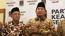 Ketua Umum Partai Gerindra, Prabowo Subianto dan Presiden PKS Sohibul  memberikan keterangan pers terkait cawapres berdasarkan hasil Ijtimak Ulama dan koalisi di kantor DPP PKS, Jakarta, Senin (30/07). (Liputan6.com/Herman Zakharia)