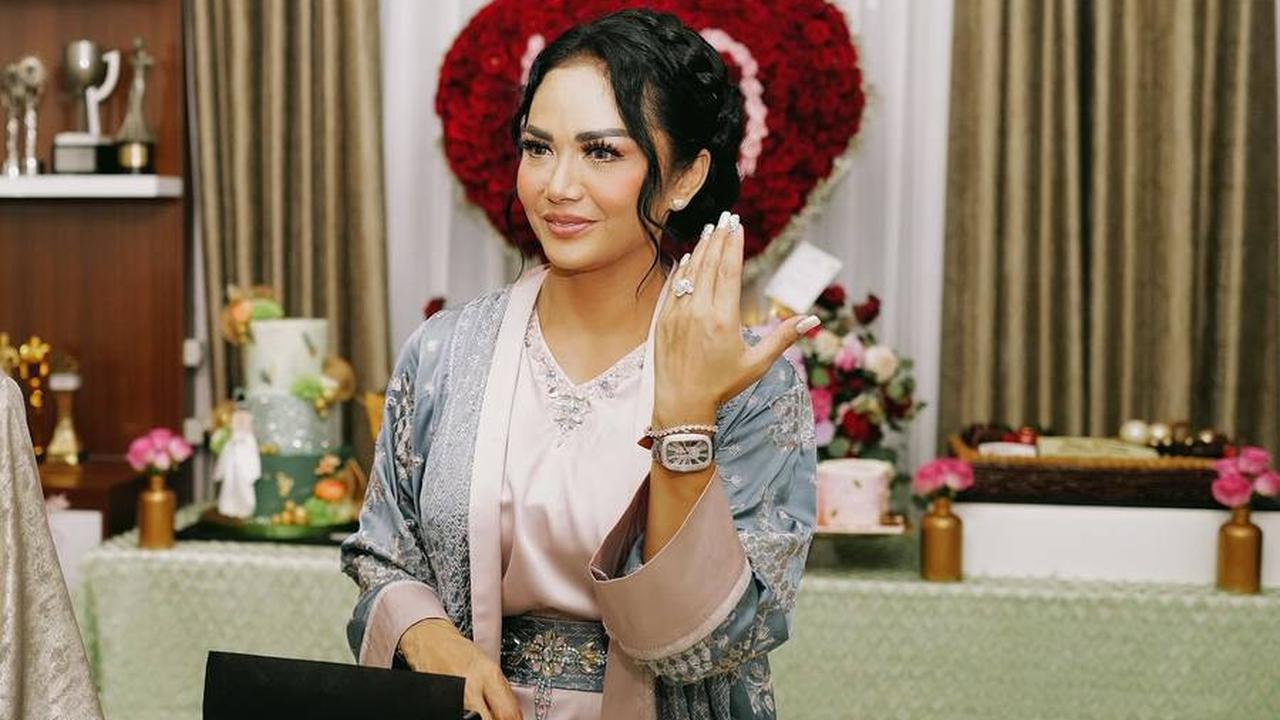 Krisdayanti Terlihat Bahagia
