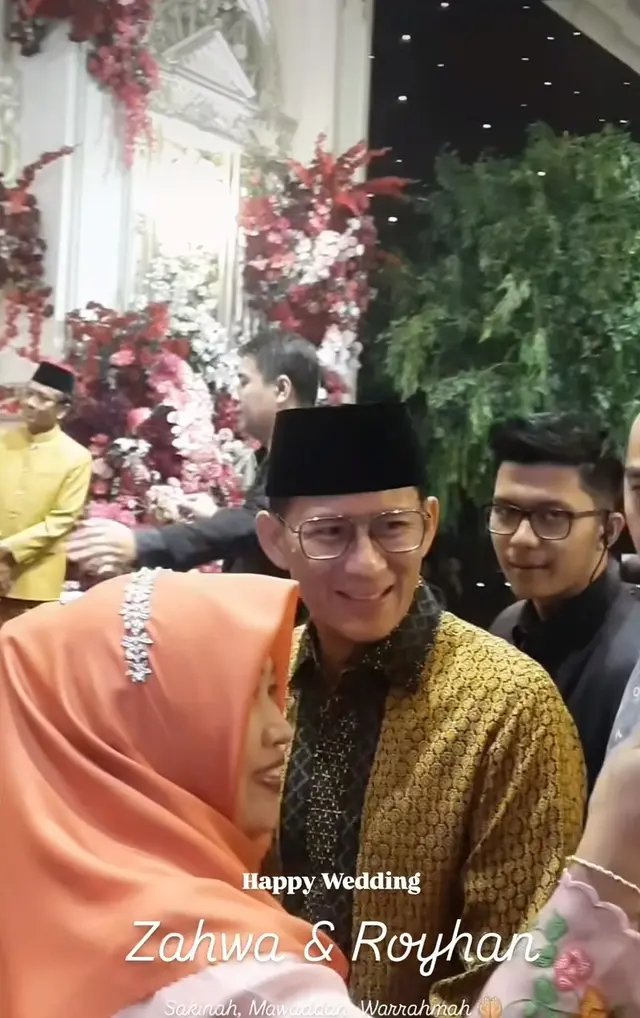 Mahfud MD ngunduh mantu, ini 10 potret resepsi Royhan Akbar dan Zahwa Nadhira pakai adat Betawi