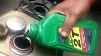 Takar Oli Samping Vespa 2-Tak Pakai Tutup Botol