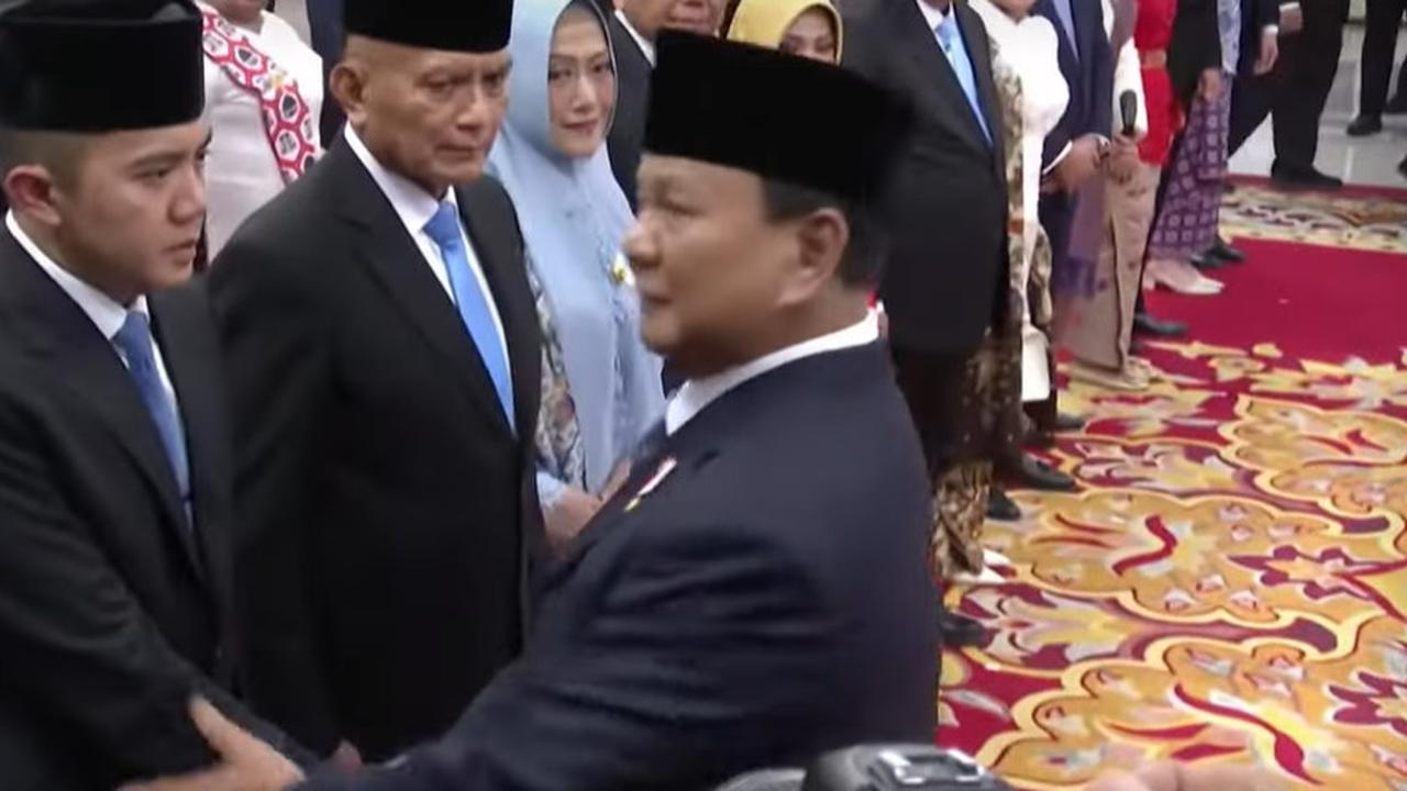 VIDEO: Kode Prabowo Tepuk Lengan Seskab Teddy Berkali-kali Usai Pelantikan di Istana