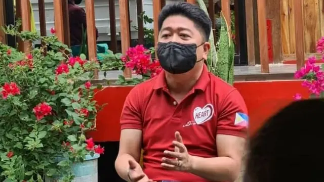Wali kota di Filipina, Erwin Florido yang memberikan bonus bagi karyawannya yang lajang. (Foto: Facebook/ Walikota Matt Erwin Florido)