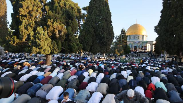 Potret Warga Palestina Sholat Idul Fitri di Tengah Ketegangan dengan Israel