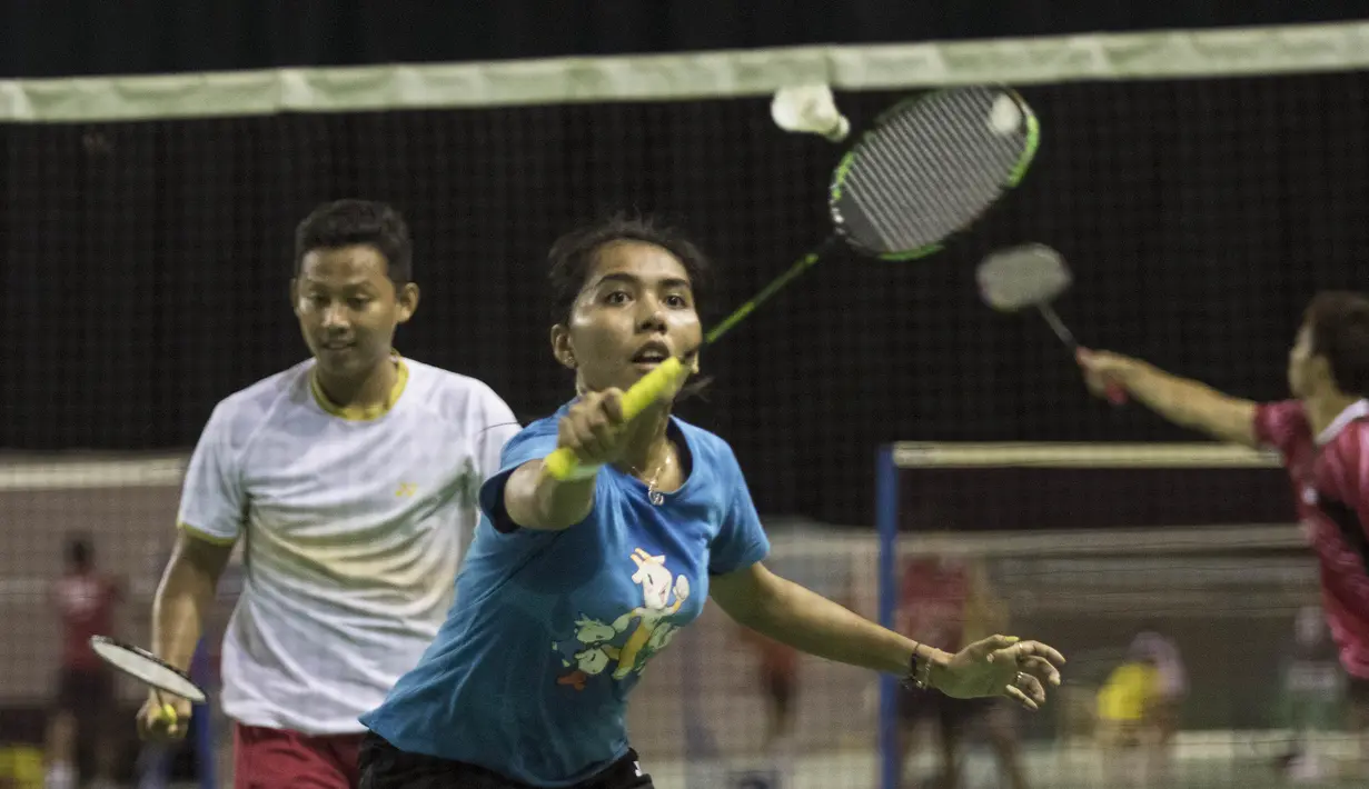 Pebulutangkis ganda putri Indonesia, Nitya Krishinda Maheswari, mengembalikan kok saat berlatih bersama pelatnas PBSI. (Bola.com/Vitalis Yogi Trisna)