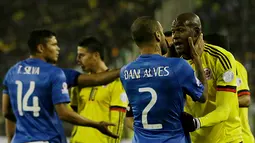 Dani Alves (kanan) bek Brasil terlibat argumentasi dengan pemain Kolombia. (AP Photo/Ricardo Mazalan)