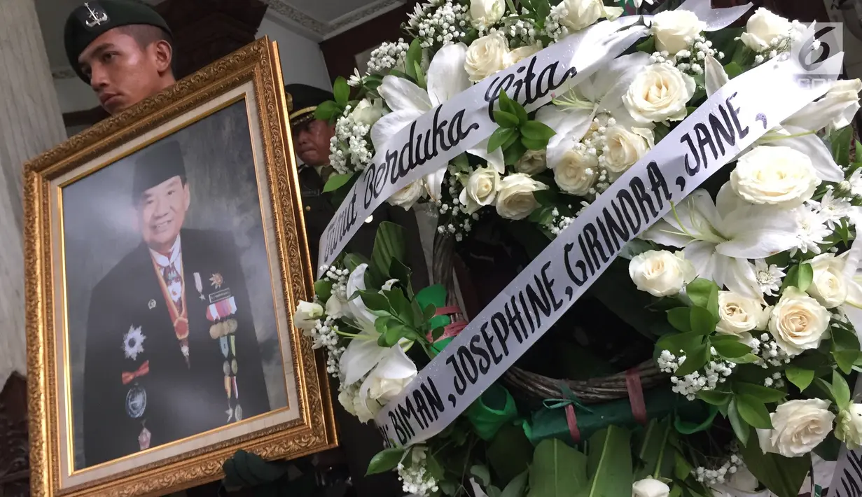 Prajurit TNI mengiringi membawa jenazah Sukamdani Sahid Gitosardjonodari saat upacara di rumah duka, Menteng, Jakarta, Kamis (21/12). Sukamdani Sahid meninggal pada Kamis 21 Desember 2017 pukul 09.15. (Liputan6.com/Immanuel Antonius)
