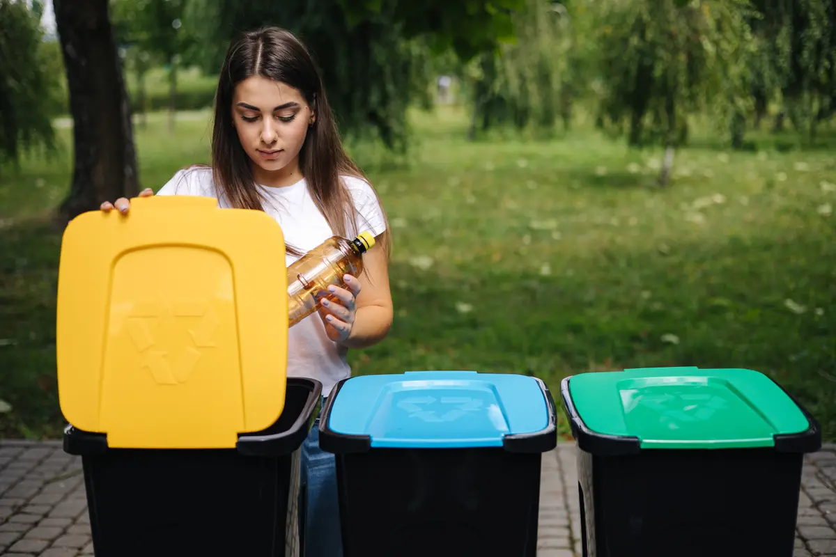Ilustrasi buang sampah di drop box