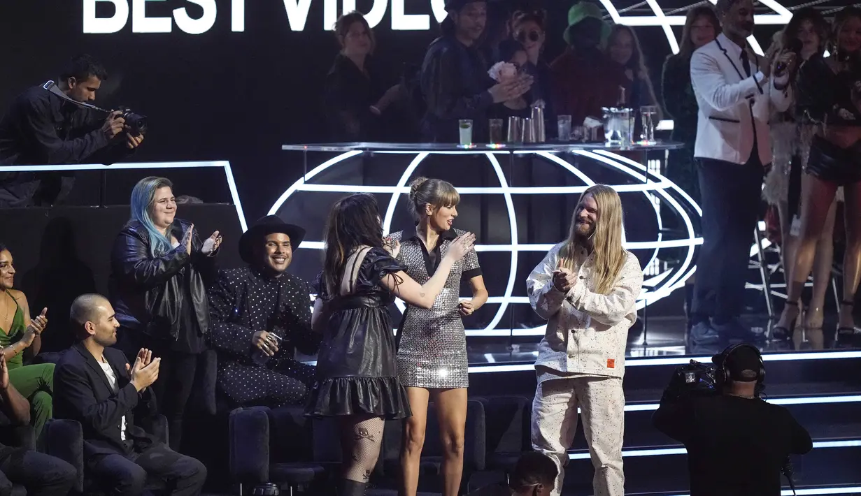 Taylor Swift diberi selamat setelah memenangkan penghargaan untuk "Best Video" " selama MTV Europe Music Awards 2022 di Düsseldorf, Jerman (13/11/2022). (AP Photo/Martin Meissner)