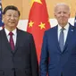 Presiden AS Joe Biden berfoto dengan Presiden China Xi Jinping sebelum pertemuan di sela-sela KTT G20 di Nusa Dua, di Bali, Senin (14/11/2022). Joe Biden dan Xi Jinping bersama dengan kepala negara yang hadir di G20 akan membahas kondisi global mulai dari isu ekonomi, politik hingga kesehatan dunia. (AP/Alex Brandon)
