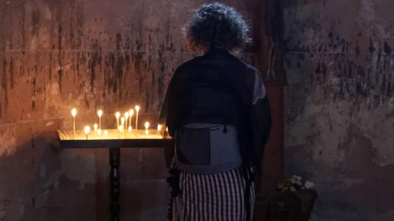 9. Tradisi Pembakaran Lilin Selama Sesi Doa Malam<br>