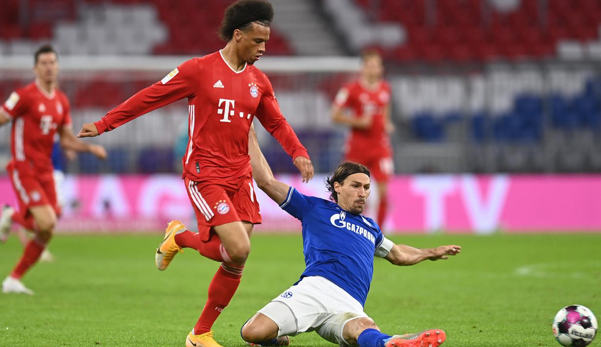 Gelandang Bayern Munchen, Leroy Sane, berebut bola dengan gelandang Schalke, Benjamin Stambouli, pada laga Liga Jerman di Allianz Arena, Sabtu (19/9/2020) dini hari WIB. Bayern Munchen menang 8-0 atas Schalke. (AFP/Christof Stache)