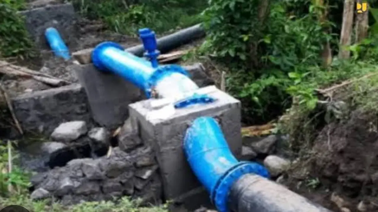 Instalasi Pengelolaan Air (IPA) senilai Rp8,8 miliar di Desa Helanlangowuyo, Kecamatan Adonara Timur, Kabupaten Flores Timur, NTT mubazir karena tak fungsional. (Foto: Istimewa-Ola Keda)