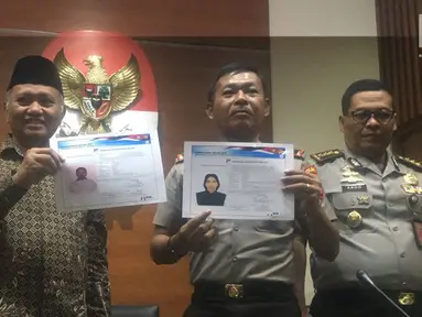Ketua KPK Agus Rahardjo (kiri) dan Kapolda Metro Jaya Irjen Idham Azis (tengah) menampilkan sketsa terduga penyerang Novel Baswedan, Jumat (24/11). Dalam pertemuan tersebut, Idham menyampaikan perkembangan penyelidikan. (Liputan6.com/Fachrur Rozie)
