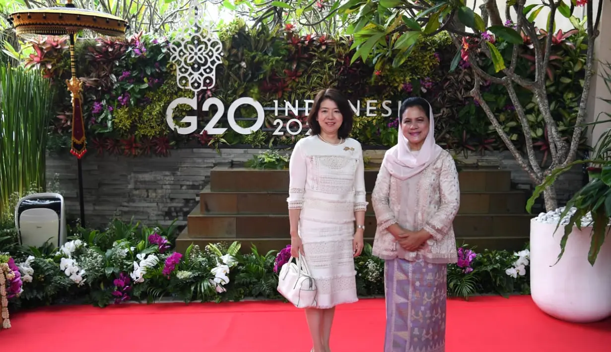 <p>Yuko Kishida sebagai istri Perdana Menteri Jepang berpose bersama Iriana Jokowi. [Foto: Biro Pers Istana Negara] Penulis : Mufiidaanaiilaa Alifah S.</p>
