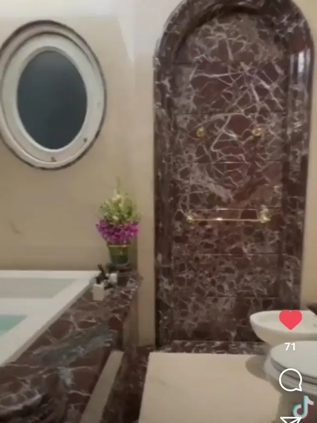 Kamar mandi Sisca Kohl terdapat televisi untuk menonton sambil berendam