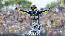 Selebrasi Valentino Rossi ketika merayakan kemenangannya dalam MotoGP di Sirkuit TT, Assen pada 27 Juni 2015. (AFP/ANP/Bas Czerwinski)