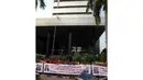 Organisai Masyarakat SKK Migas juga melakukan aksi demonstrasi di depan KPK, Jakarta, Senin (16/6/14). (Liputan6.com/Miftahul Hayat) 