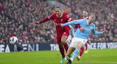 Pemain Liverpool, Virgil Van Dijk (kiri) berusaha menghentikan pemain Manchester City, Erling Haaland pada laga lanjutan Liga Inggris 2023/2024 yang berlangsung di Anfield, Liverpool, Minggu (10/03/2024). (AP Photo/Jon Super)