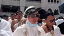 <p>Syahnaz Sadiqah juga menunaikan ibadah haji bersama kakak-kakaknya. Foto ini juga diambil saat menjalani tawaf. (Foto: Instagram/ raffinagita1717)</p>